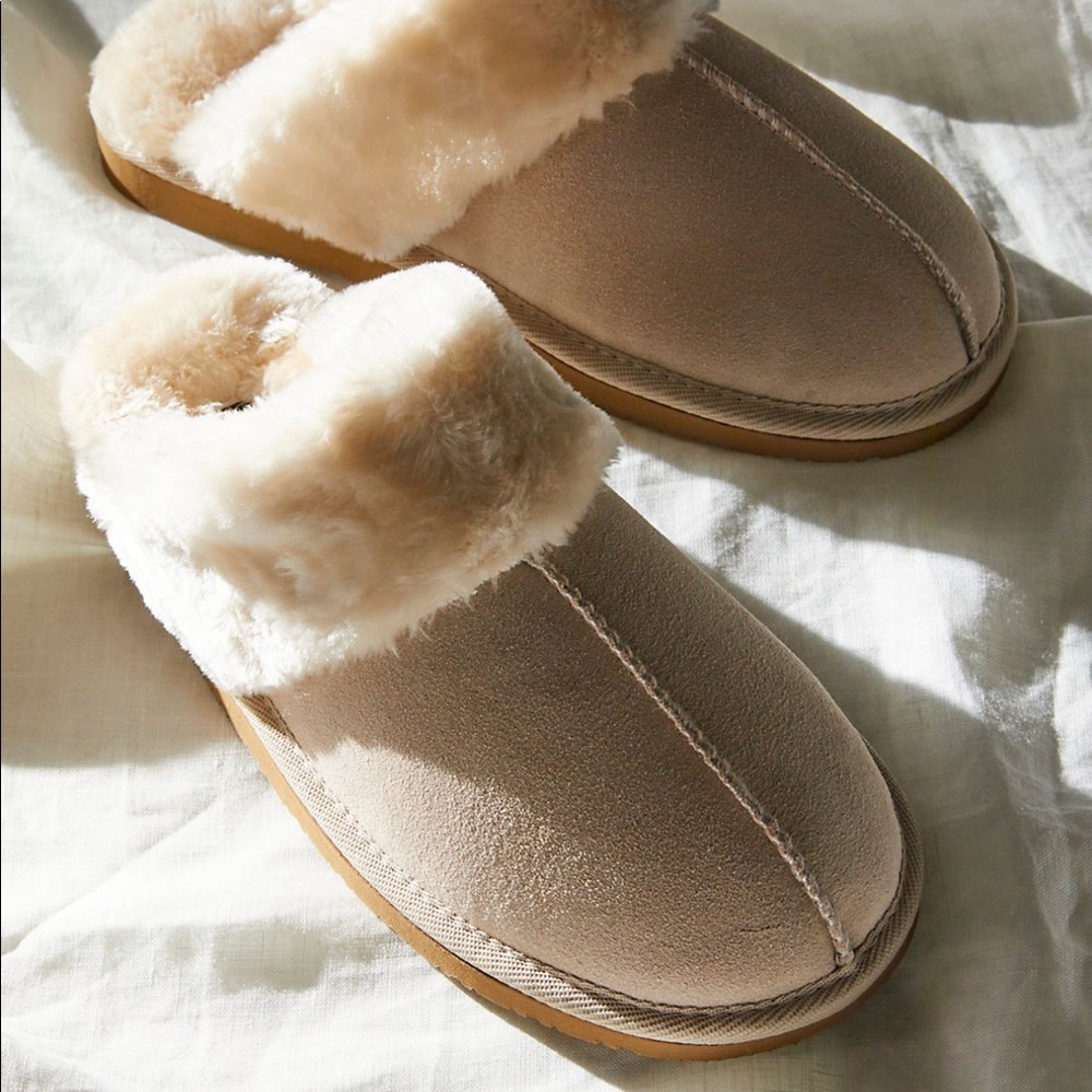 Minnetonka Chesney Slippers in Sand (8W)